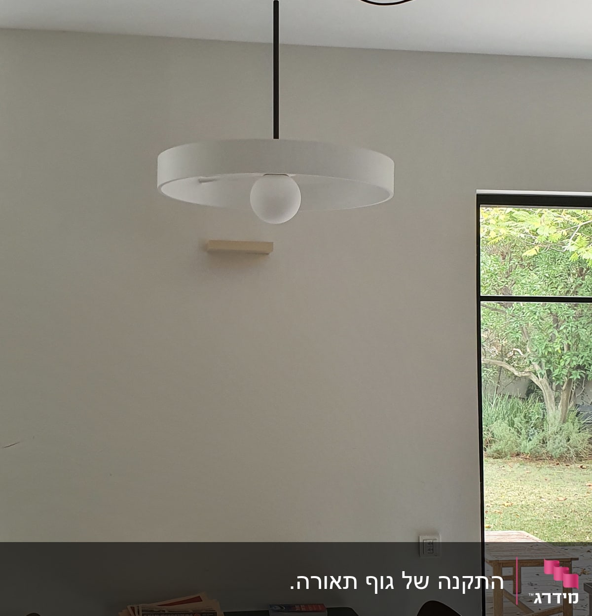 מנורה תלויה עם חוט חשמל שחור בתקרה